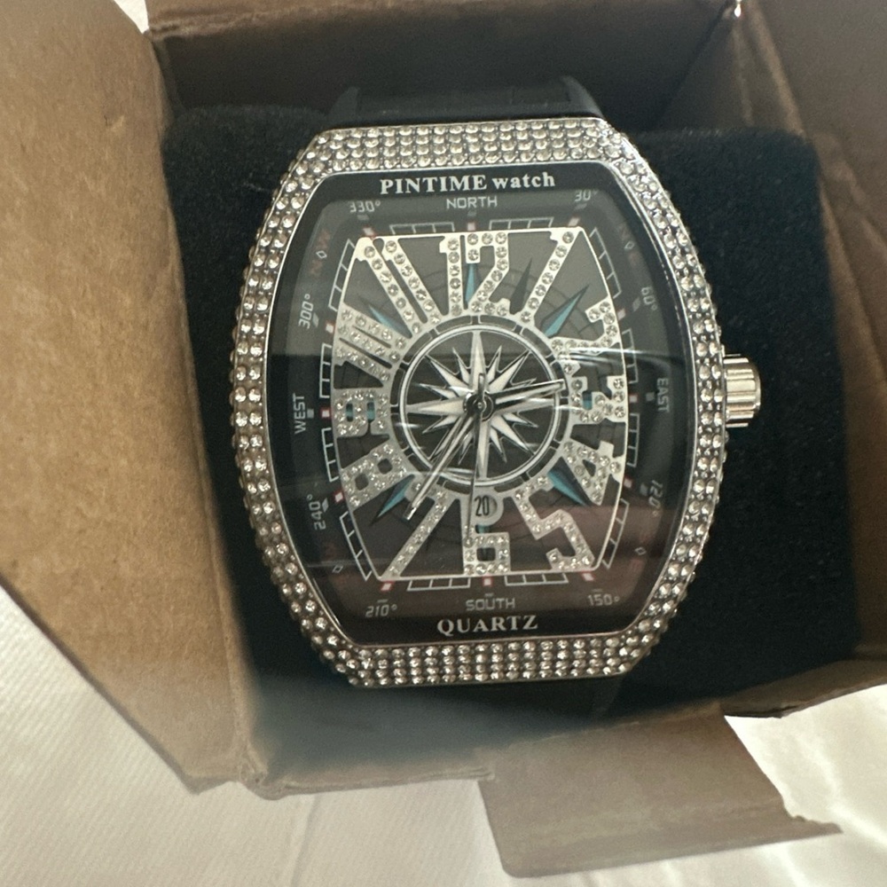 Black and Silver Men's Quartz Watch - Picture 4 of 5
